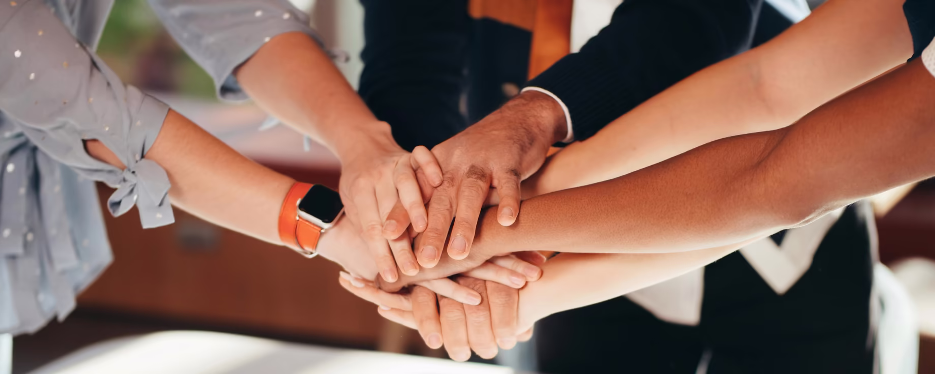 Teamwork Hotel Austria © pexels.com / kindelmedia Team Symbolisiert Teamwork mit ihren Händen und legt diese aufeinander